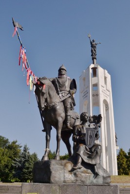Памятник_Александру_Пересвету_и_Бояну_на_Покровской_горе.jpg